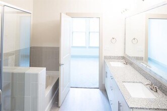 2100 Moser Ave in Dallas, TX - Building Photo - Building Photo