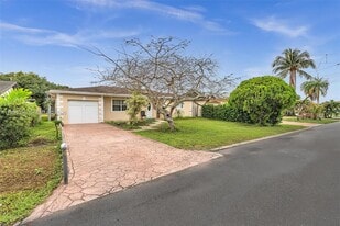6640 Evergreen Dr in Miramar, FL - Building Photo