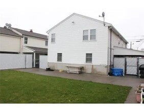 161 Patriot Pky, Unit 1 in Revere, MA - Foto de edificio - Building Photo