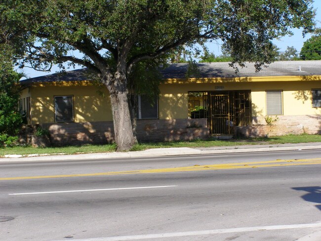 The Bedford Apartments in North Miami, FL - Building Photo - Building Photo