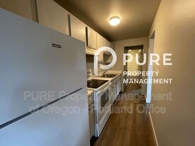 18411 E Burnside St in Portland, OR - Building Photo