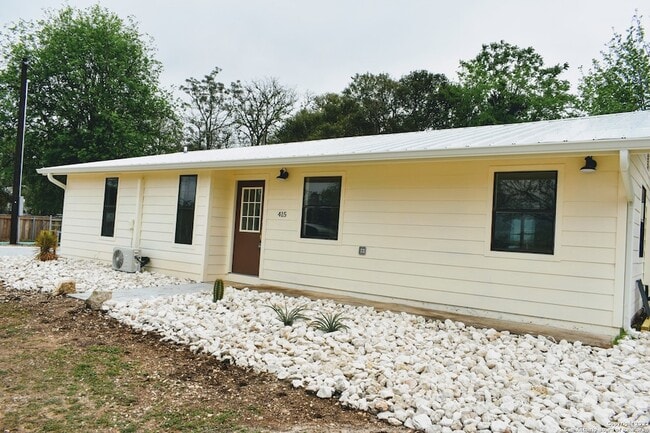 415 10th St, Unit 108 in Bandera, TX - Building Photo - Building Photo