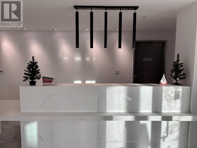 705 Davis Dr in Newmarket, ON - Building Photo - Building Photo