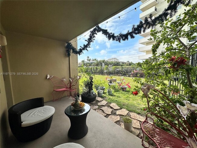 301 Golden Isles Dr, Unit 114 in Hallandale Beach, FL - Foto de edificio - Building Photo