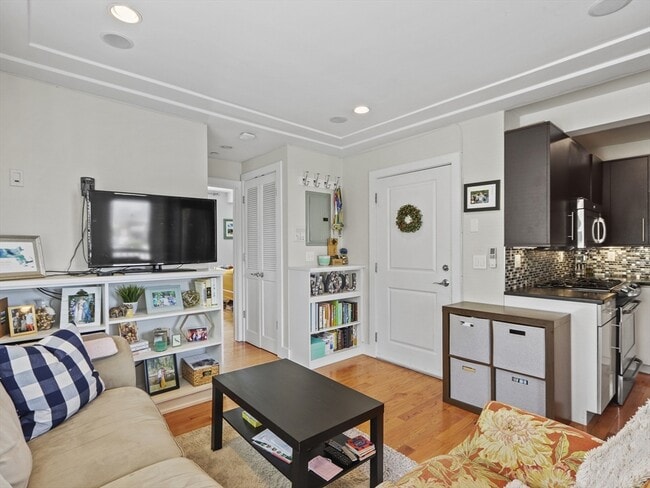 104 D St, Unit 2 in Boston, MA - Foto de edificio - Building Photo