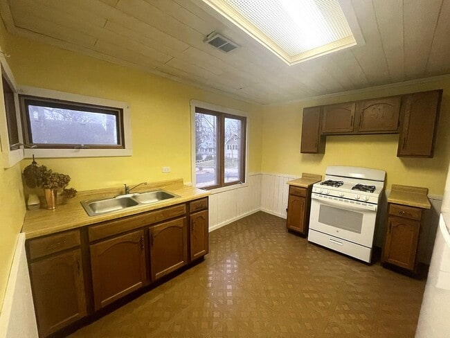 76 Jewell Dr in Williams Bay, WI - Building Photo - Building Photo