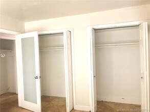 2185 NE 123rd St-Unit -101 in North Miami, FL - Foto de edificio - Building Photo