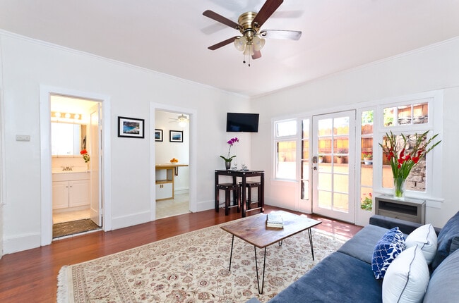 1997 Pinehurst Rd, Unit 1997 Pinehurst Road in Los Angeles, CA - Foto de edificio - Building Photo