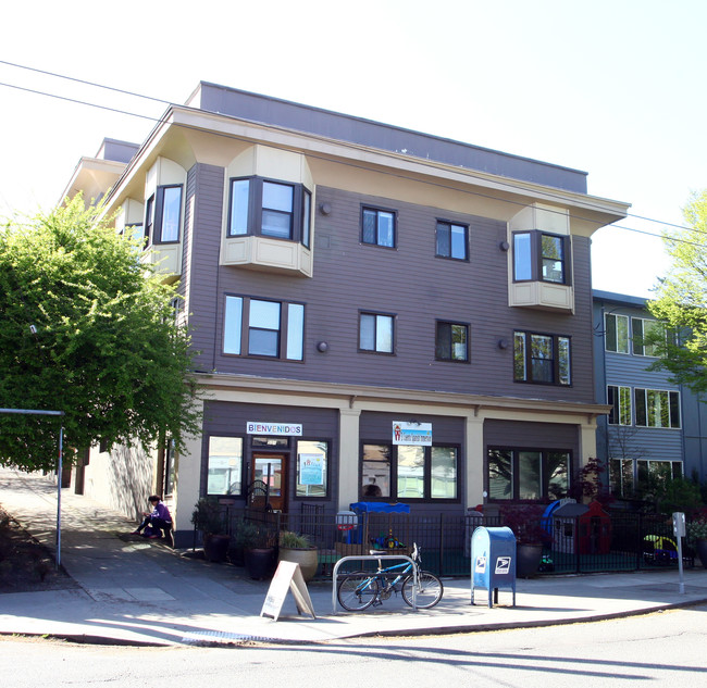 Regis Apartments in Seattle, WA - Building Photo - Building Photo