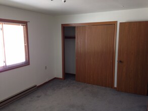 180 N Freeman Dr, Unit 8 in Port Washington, WI - Building Photo - Building Photo