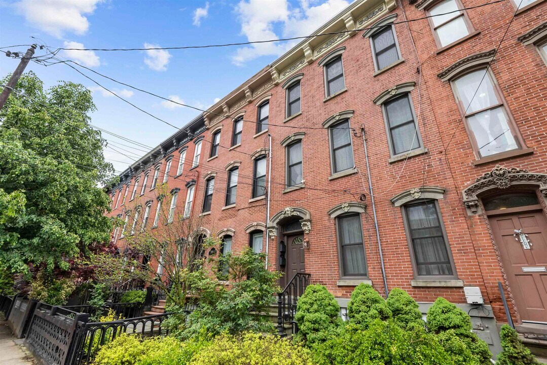 211 York St in Jersey City, NJ - Building Photo