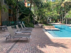 6001 SW 70th St in South Miami, FL - Building Photo - Building Photo