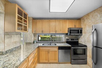 17011 N Bay Rd, Unit 107 in Sunny Isles Beach, FL - Foto de edificio - Building Photo