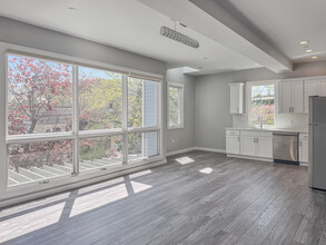 264 Riverside Ave in Westport, CT - Building Photo - Building Photo