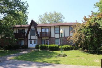 Razer Apartment Complex in West Frankfort, IL - Building Photo - Building Photo