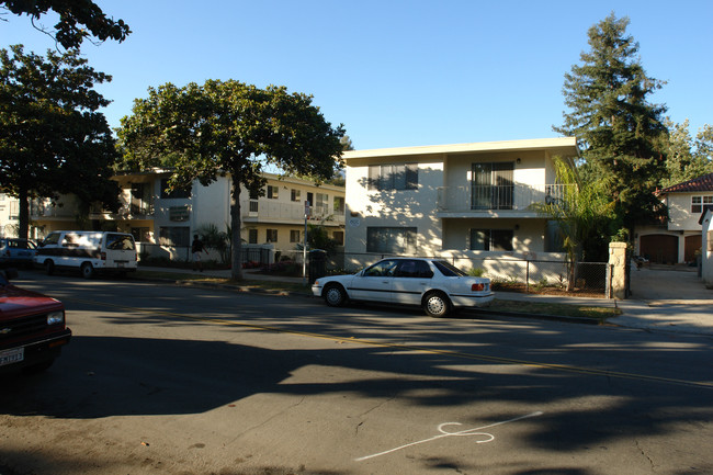 Palm Gardens Apartments in Santa Barbara, CA - Building Photo - Building Photo