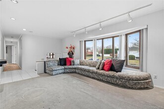 20 Steuben Dr, Unit 1 in Jericho, NY - Foto de edificio - Building Photo