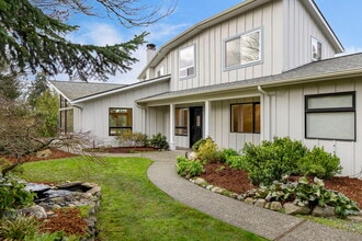 1123 Cherry Ave NE in Bainbridge Island, WA - Foto de edificio - Building Photo