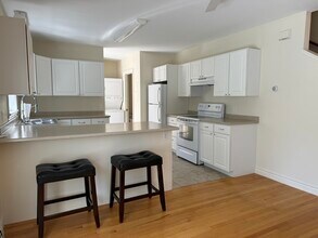49 Seeley Ave, Unit 2 in Portland, ME - Foto de edificio - Building Photo