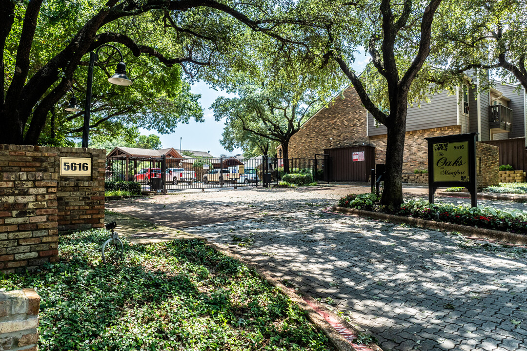 The Oaks on Montfort in Dallas, TX - Building Photo