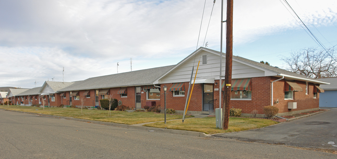 211-227 N 38th Ave in Yakima, WA - Building Photo