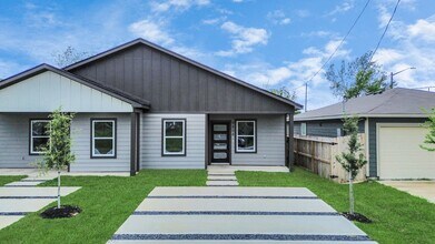 9808 Nedwald St in Houston, TX - Foto de edificio - Building Photo