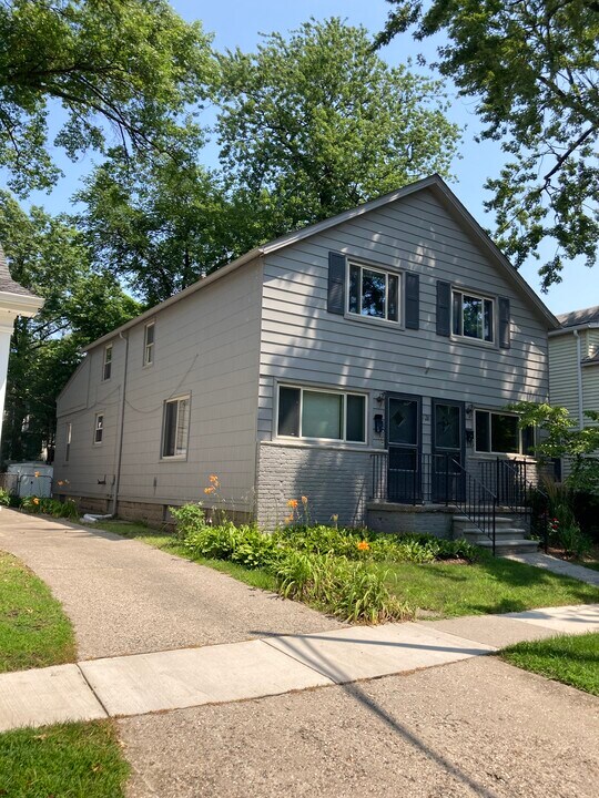 128 Muir Rd, Unit #A in Grosse Pointe Farms, MI - Foto de edificio