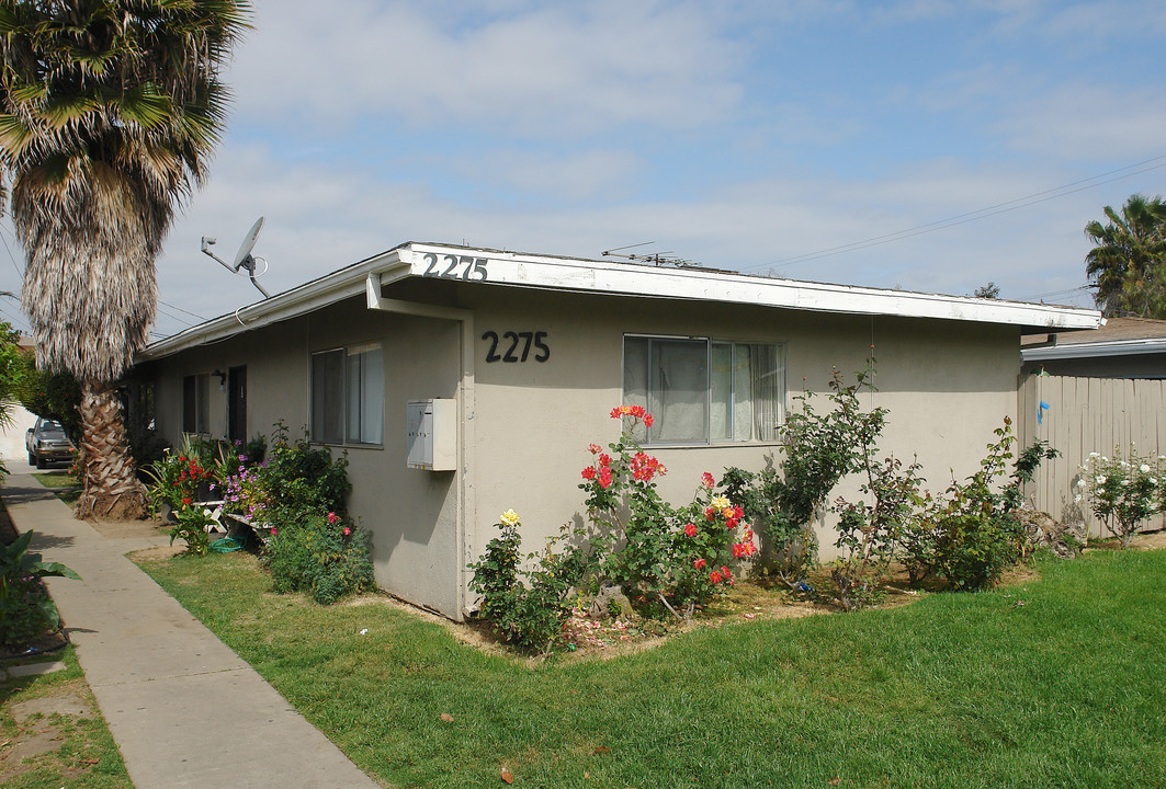 2275 Pomona Ave in Costa Mesa, CA - Foto de edificio