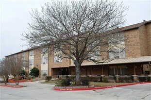 300 Cross Creek in Dilley, TX - Building Photo