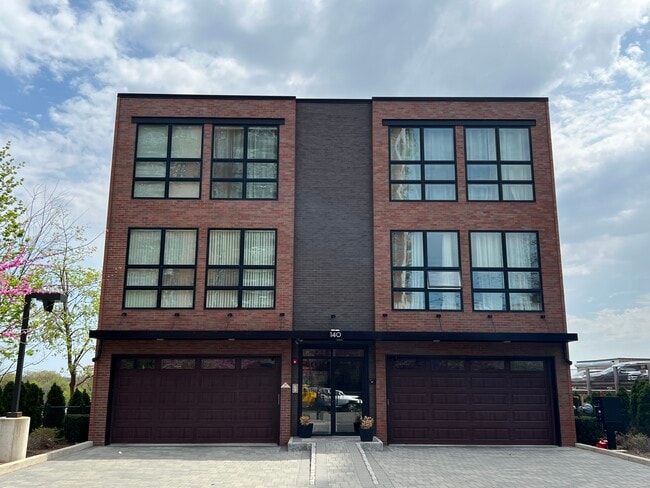 140 Comet Way, Unit C2 in Hackensack, NJ - Foto de edificio - Building Photo
