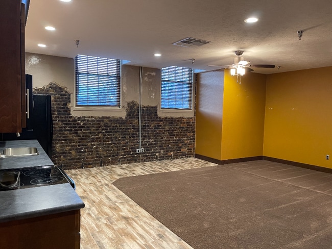 131 N Santa Fe Ave in Salina, KS - Foto de edificio - Building Photo