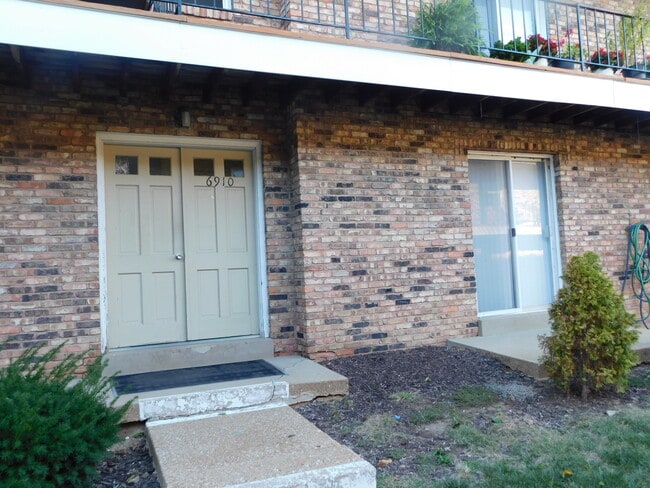 property at 6910 Colonial Woods Dr