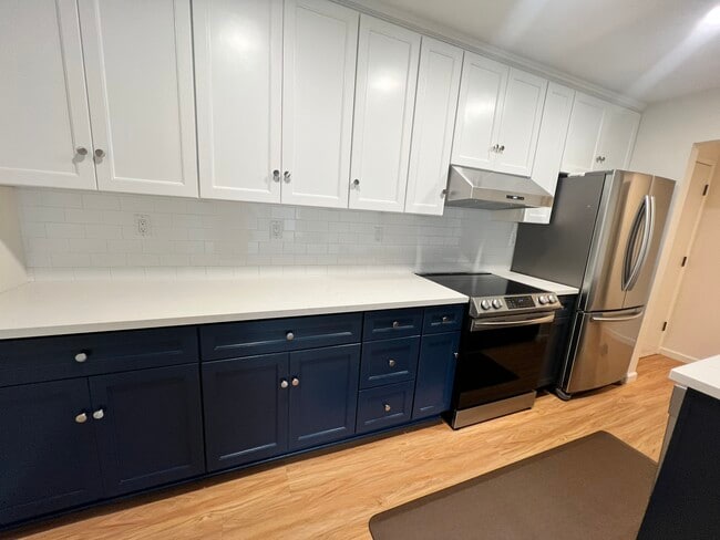 960 Shorepoint Ct, Unit 212 in Alameda, CA - Foto de edificio - Building Photo