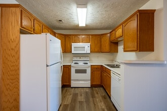 Midland Heights Apartments in Papillion, NE - Foto de edificio - Interior Photo