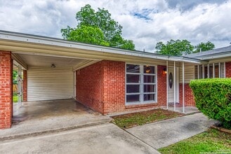 211 Green Meadow Blvd in San Antonio, TX - Foto de edificio - Building Photo