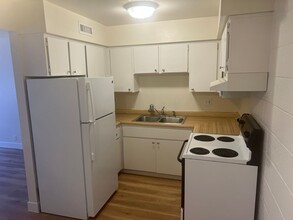 625 S Royal Crest Cir in Las Vegas, NV - Building Photo - Building Photo