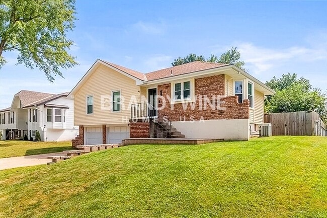 19215 E 13 St N in Independence, MO - Foto de edificio - Building Photo