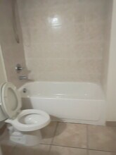 1902 NW 83rd St in Miami, FL - Foto de edificio - Building Photo