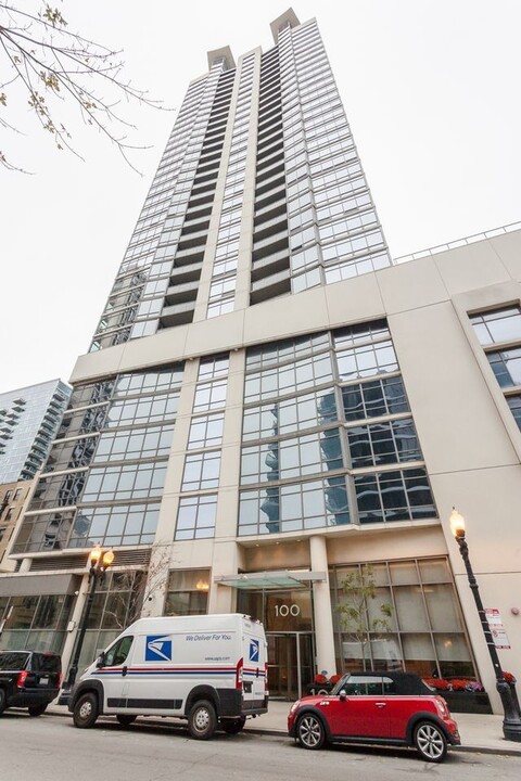 100 E 14th St in Chicago, IL - Foto de edificio