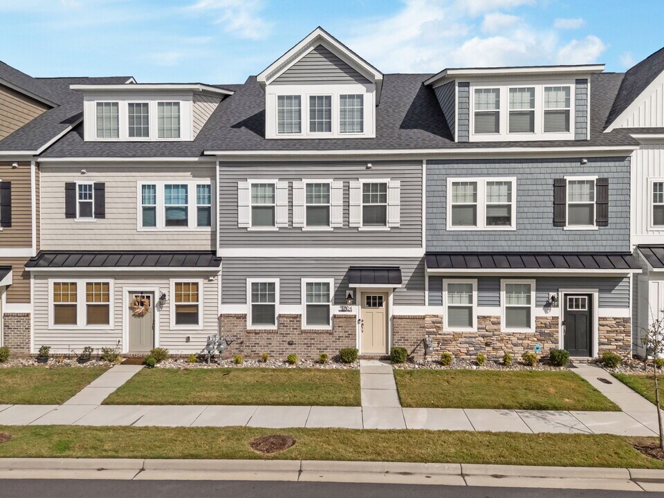 1804 Moravian Walk in Chesapeake, VA - Building Photo