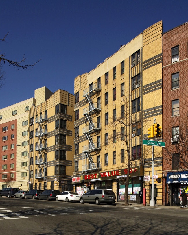 25-29 W Tremont Ave in Bronx, NY - Foto de edificio - Building Photo