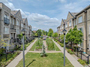 Erin Centre Village Townhomes in Mississauga, ON - Building Photo - Building Photo