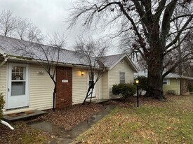 2507 S Ingram Mill Rd in Springfield, MO - Building Photo