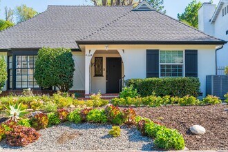 4064 Woodcliff Rd in Los Angeles, CA - Building Photo - Building Photo