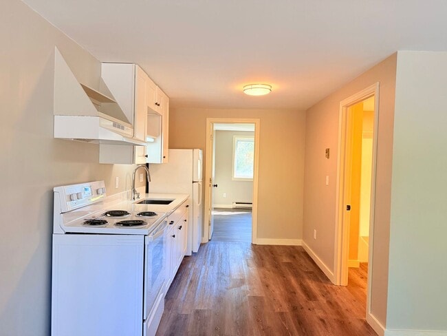 29 Cross Street in Quechee, VT - Foto de edificio - Building Photo