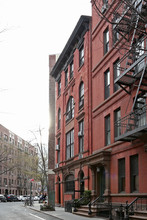 70 Barrow St in New York, NY - Building Photo - Building Photo