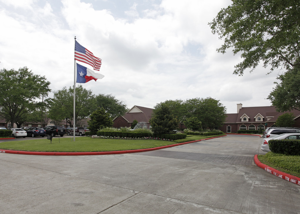 Village on the Park in Friendswood, TX - Building Photo