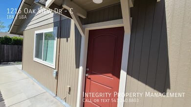 1216 Oak View Dr in Grants Pass, OR - Building Photo - Building Photo