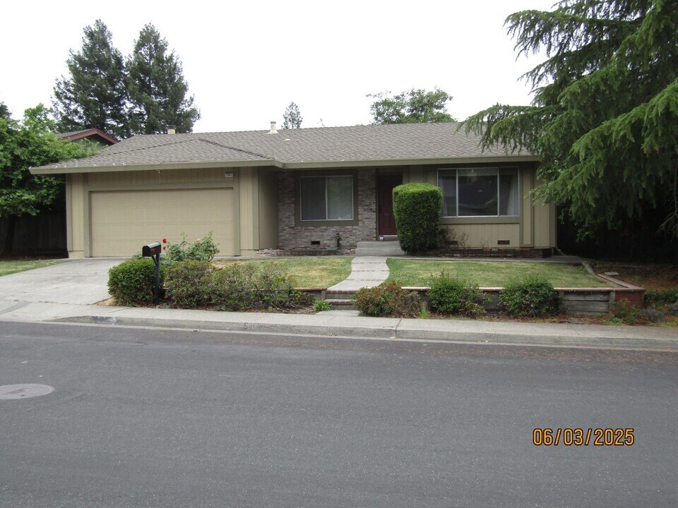 5365 Arnica Way in Santa Rosa, CA - Building Photo