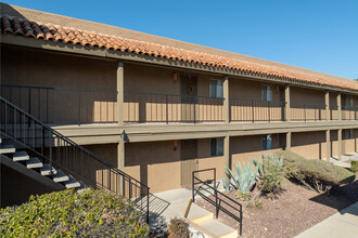 Altamira Apartments in Tucson, AZ - Foto de edificio - Building Photo